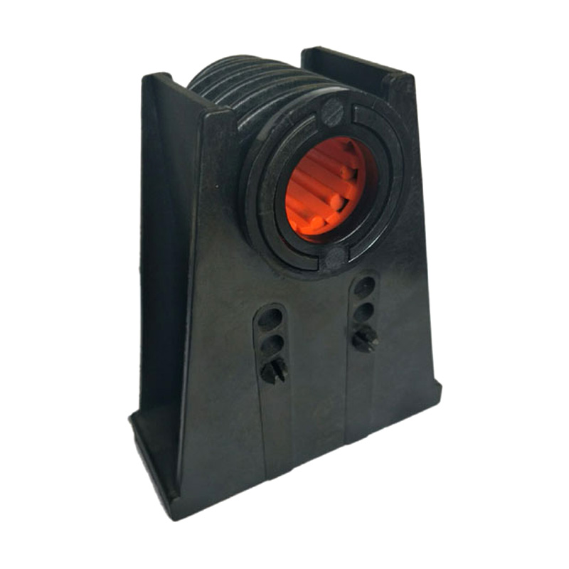 مقعد واضعا الكرة